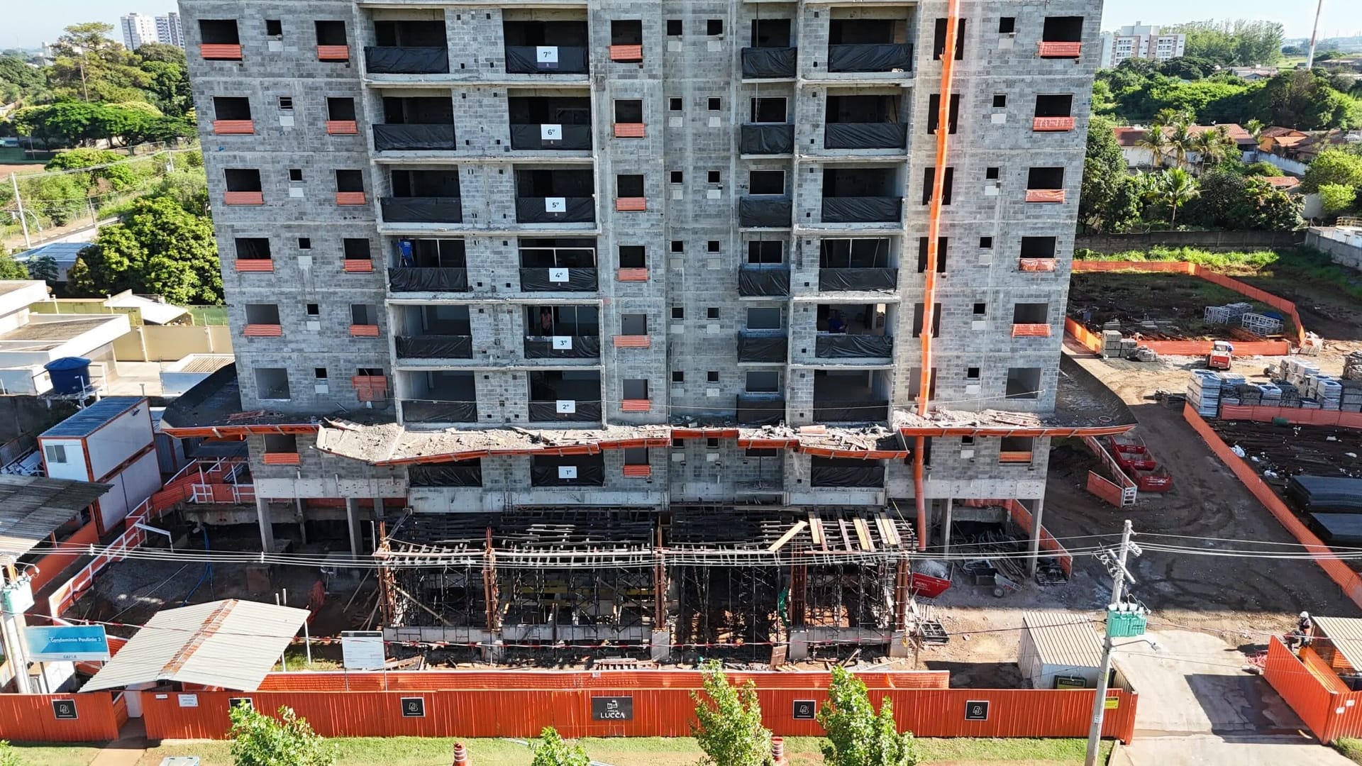 Detalhes da fachada e da estrutura do Città di Lucca em construção